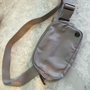 Lululemon belt bag (gray)